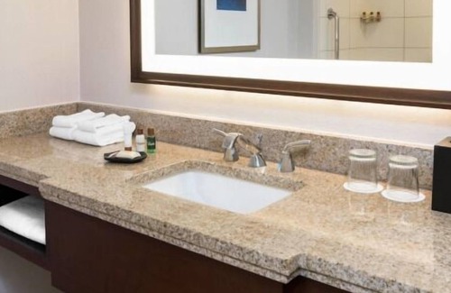 Pinch District House | Relax and Recharge! 2 Comfortable Units, Restaurant, Minutes to Beale Street