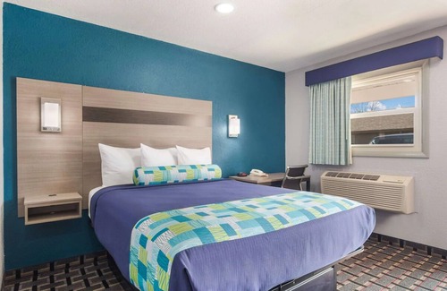 Salem Resort | Relax and Recharge in Knights Inn & Suites Salem! Free Breakfast & Parking