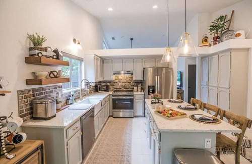 North Hilltop House | Relax and Unwind 4BR Hot Tub All You Need