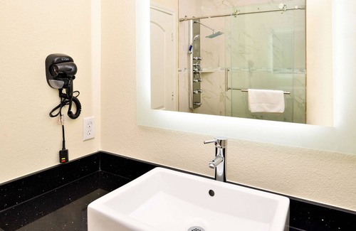 Spring Hotel | Relax and Unwind! Comfortable Unit! Near Six Flags Hurricane Harbor Splashtown