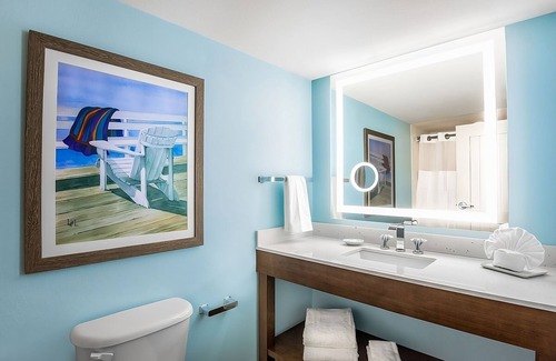 Osage Beach Hotel | Relax and Unwind! Free Parking, Onsite Pool, Near Main Street Music Hall