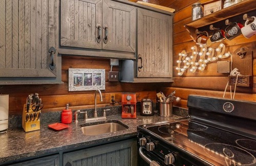 North Bend Cabin | Relax at this Peaceful 1 bedroom cabin on the river