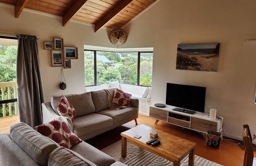 Onemana House | Relax by the reserve 2 minutes walk to beach and cafe at beautiful Onemana beach