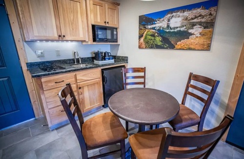 Mammoth Lakes Hotel | Relax in Mountain View Room Near Trails & Mammoth Ski Areas for Getaways
