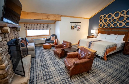 Mammoth Lakes Hotel | Relax in Mountain View Room Near Trails & Mammoth Ski Areas for Getaways