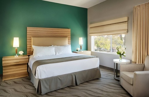 Little Italy Hotel | Relax in Scenic Room Perfect for Exploring San Diego’s Vibrant Art Scene