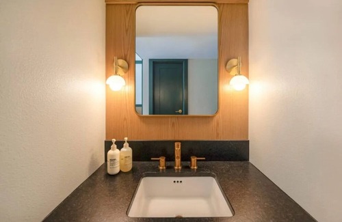 Palm Springs Hotel | Relax in Style | 4 Palm Springs Rooms w/Scenic Mountain View | Parking | Pool