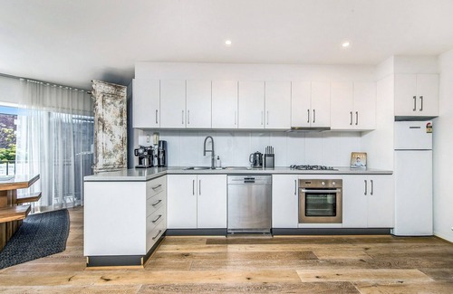 Cooks Hill House | Relax in Style and elegance – 3-Bedroom, 2-Bath Apartment with Secure Parking