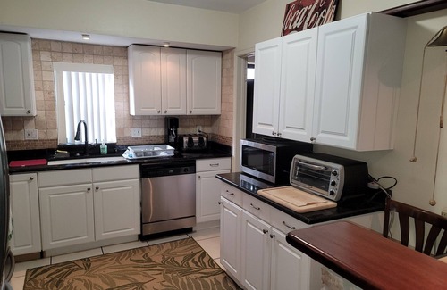 Edgewood House | RELAX PLACEn5 minutes from Down Town & the airport, 10 minutes from the Beach,