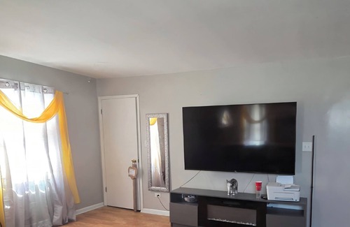 West Pullman Apartment | Relax & Unwind in This Comfortable 3BR Unitn