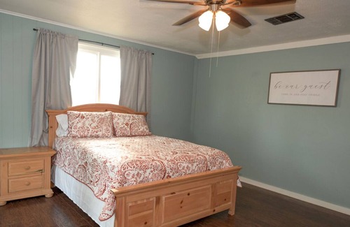 Utopia House | Relax with Hill Country Views! Stock tank POOL and great backyard!