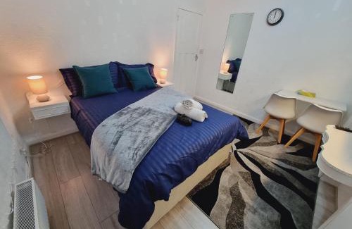 Harehills House | Relaxed Double bed with private bathroom, parking, WiFi and garden.