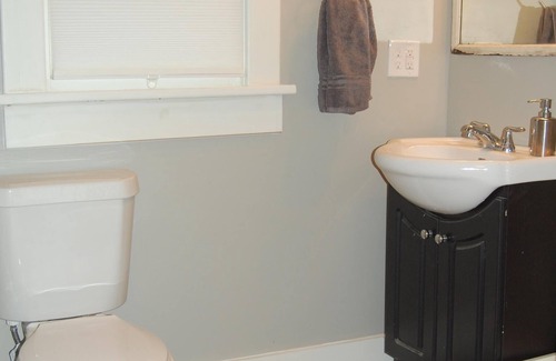 Lee's Summit House | Relaxing 3 bedroom home w/full kitchen & WiFi; walking distance to restauraunts