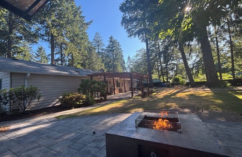 Lakewood House | Relaxing 3BDR Rancher with Fire-Pit Ferns and Firs