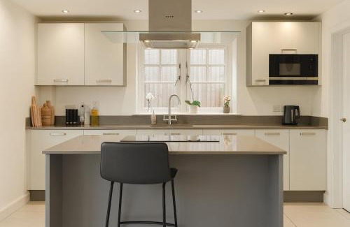 Leicester House | Relaxing 3BR Home wGarden & Parking near M1 and A46