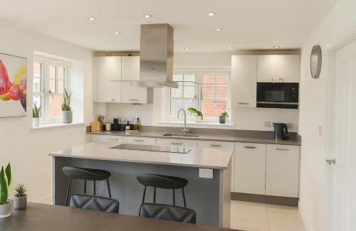 Leicester House | Relaxing 3BR Home wGarden & Parking near M1 and A46