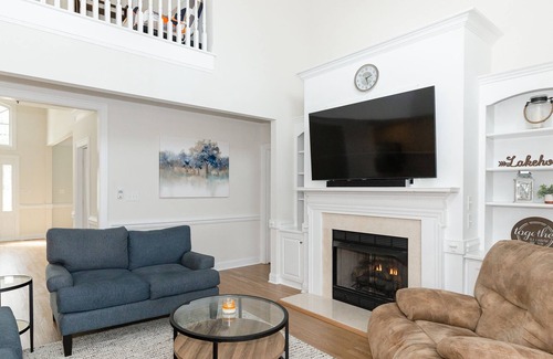 Wise House | Relaxing at the Charming Lakefront House
