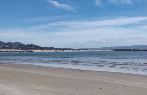 Callender Apartment | Relaxing Beachfront Resort without the Airport Hassle