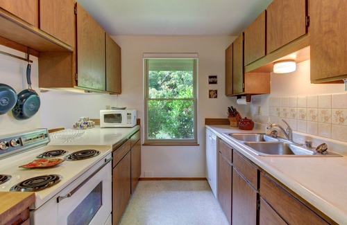 Rollingbay House | Relaxing dog-friendly house with private yard & entertainment - walk to the beach