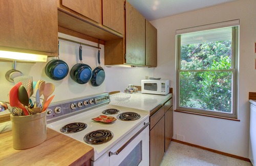 Rollingbay House | Relaxing dog-friendly house with private yard & entertainment - walk to the beach