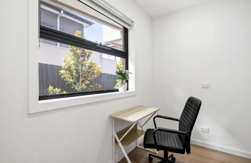 Essendon House | Relaxing Family Townhouse Near Melbournes CBD