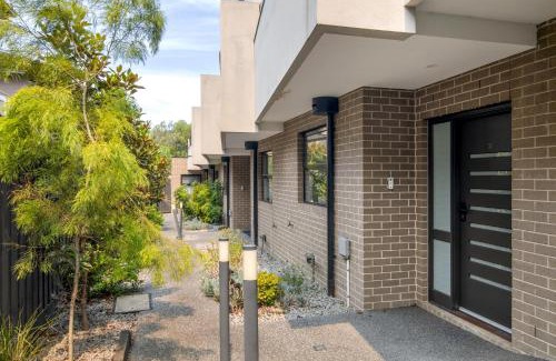 Essendon House | Relaxing Family Townhouse Near Melbournes CBD