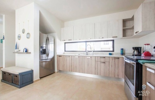 La Paz House | Relaxing Getaway, Pool Access, BBQ and Smart TV