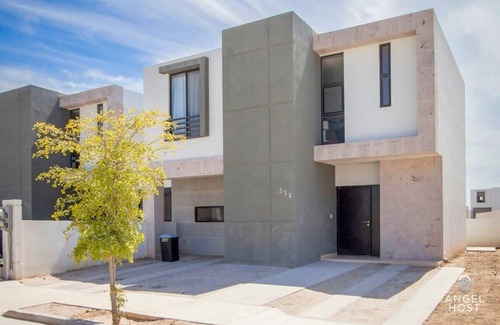 La Paz House | Relaxing Getaway, Pool Access, BBQ and Smart TV