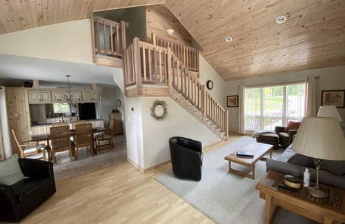 Old Forge House | Relaxing Luxury Lakefront Stay - Short walk to Town, Water Safari & Dining.