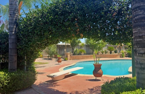 Greenacres House | Relaxing paradise with beautiful green landscaping and pool