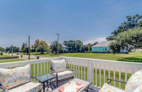 Long Beach House | RELAXING & QUIET! Walk to Beach, Fenced in Yard, Updated, Clean, Pet Friendly