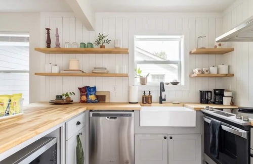 Lakeshore South House | Relaxing, Renovated 2BR Home in Quiet Murray Hill