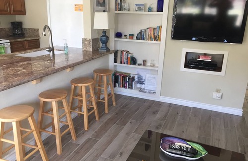 Balboa Island Condo | Relaxing retreat on quiet end of island, four house from North Bay Front