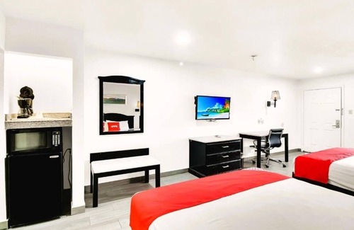 Oakville Hotel | Relaxing Room Close to Choke Canyon – Free Parking, Pet Allowed & Pool