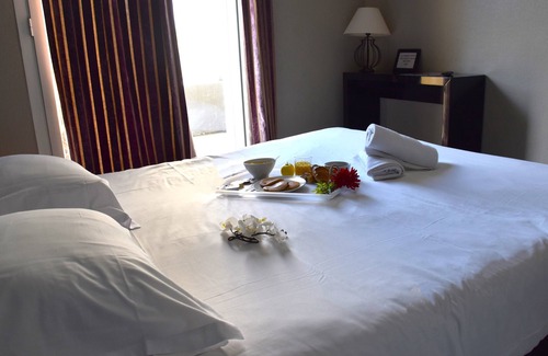 Sanary-sur-Mer Hotel | Relaxing Stay with Garden Access and Private Parking - Family Friendly