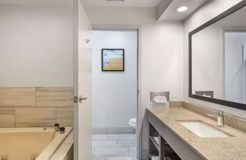 Mundelein Hotel | Relaxing Suburban Stay | Near Entertainment Venues and Shopping Center