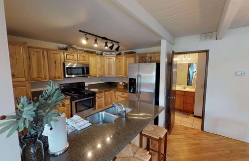 Tennis Village Condo | Relaxing Sunriver Condo with A/C, Fireplace and BBQ