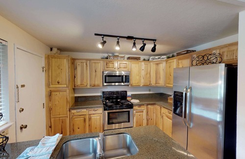Tennis Village Condo | Relaxing Sunriver Condo with A/C, Fireplace and BBQ