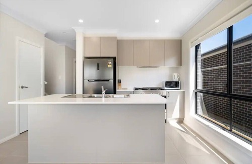 Cecil Park House | Relaxing Two-Level Retreat in Austral, NSW