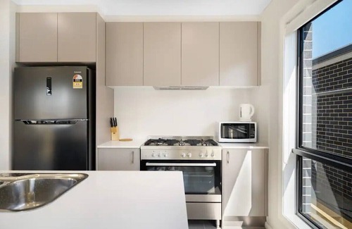 Cecil Park House | Relaxing Two-Level Retreat in Austral, NSW