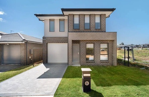 Cecil Park House | Relaxing Two-Level Retreat in Austral, NSW