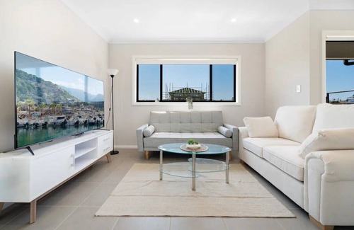 Cecil Park House | Relaxing Two-Level Retreat in Austral, NSW