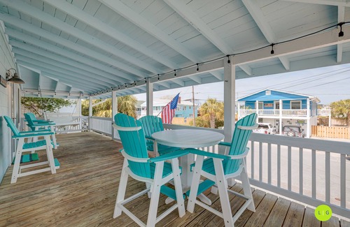 Wrightsville Beach House | RELAXING upper unit of duplex house - 5 minute walk to beach & Banks Channel
