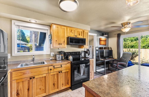 Albany House | Remodeled Albany 1BDRM, modern, pet friendly fenced yard, work station, laundry!