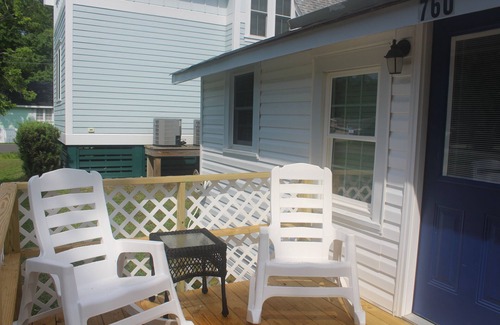 Manteo House | Remodeled Bungalow minutes from historic waterfront downtown Manteo