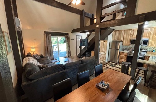 Musick Ridge Cabin | Remodeled Cabin on Large Flat Lot with Boat Large Parking Near Serene Meadow