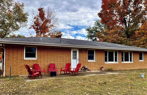 Cory House | Remodeled Lakehouse “Healing Waters” 3-bedroom house w/WiFi & AC in Terre Haute