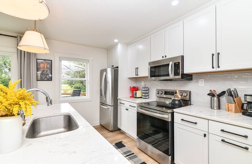 Whitestown House | Remodeled ~Modern Designed ~Country Charm at Florence Cottage