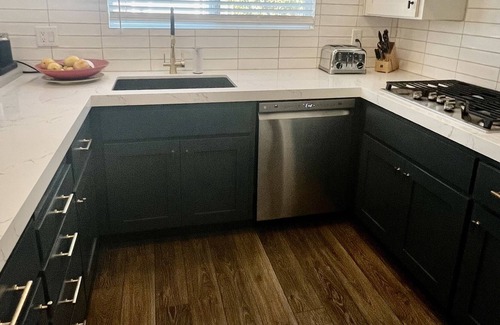 Petaluma House | Remodeled pet friendly holiday house, central to wine and coast!