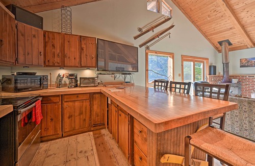 Stowe Area Cabin | Remote Cabin w/Fire Pit: 3 Miles to Stowe Mtn!